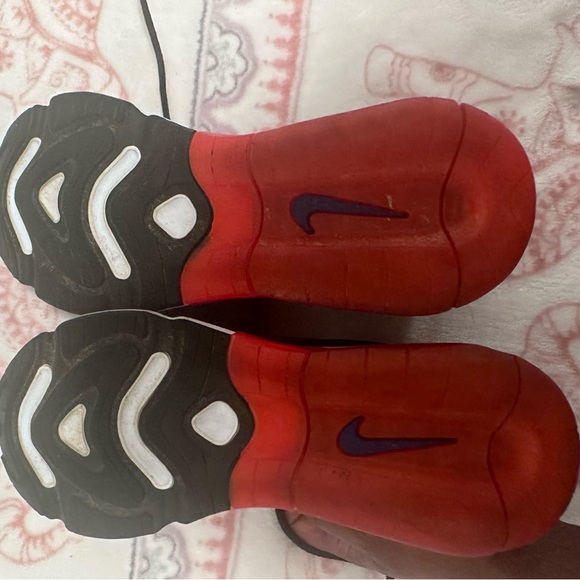 Nike Air Max 200
Team Gold University Red Black size 6y or 7.5 woman’s - Picture 4 of 5